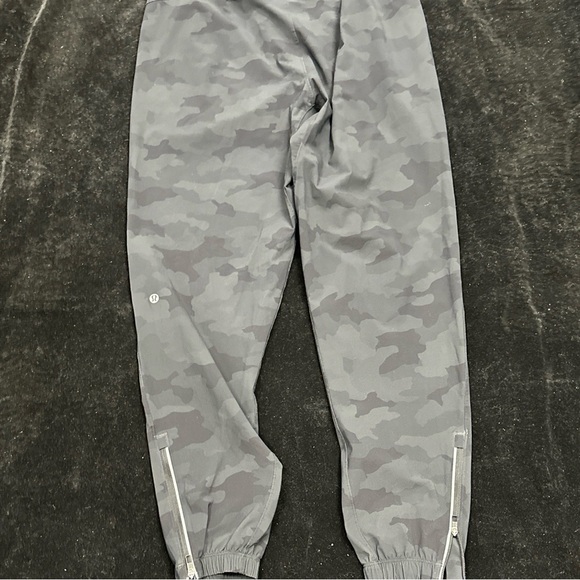 Lululemon Black/Gray Camouflage Men's Pants Size L - Picture 5 of 7